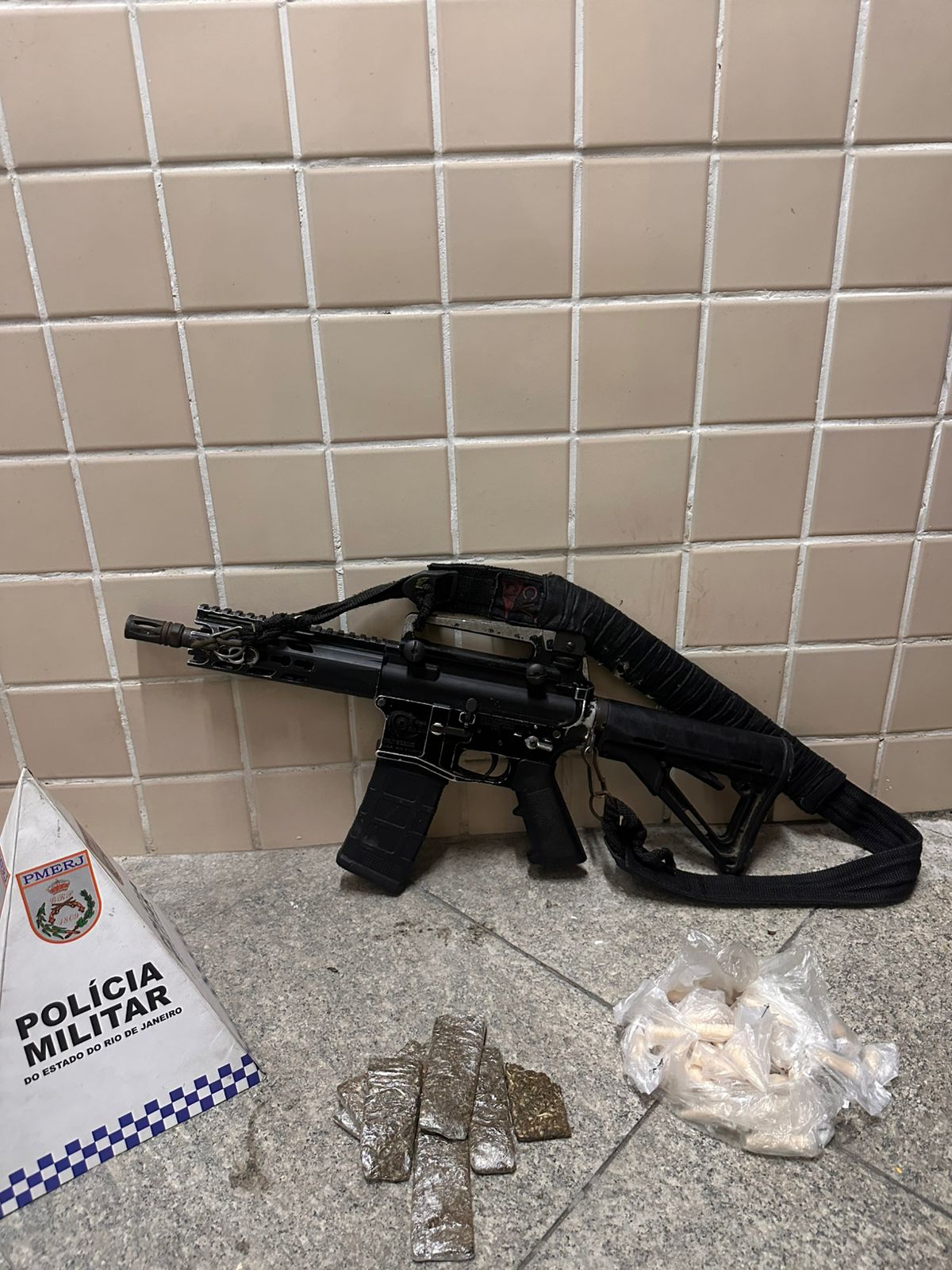 Policiais Militares do 20º BPM apreendem fuzil e drogas em Nova Iguaçu